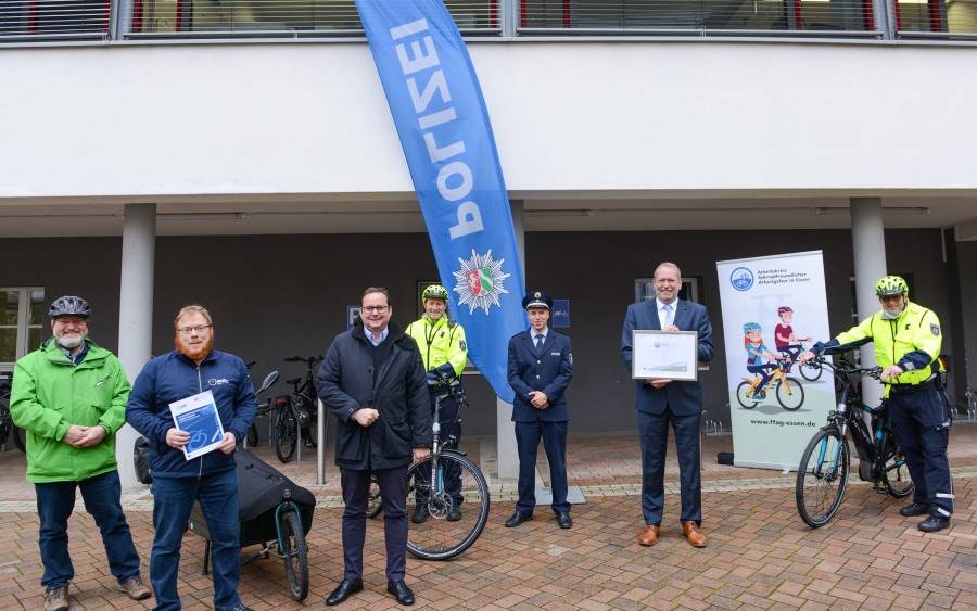 Der Verein Allgemeiner Deutscher Fahrrad Club (ADFC e.V.) zertifizierte am Montag die Polizeibehörde Essen im Rahmen als Fahrradfreundlicher Arbeitgeber. V.l.n.r.: Bürgermeister Rolf Fliß, ADFC-Vorstandsmitglied Mirko Sehnke Oberbürgermeister Thomas Kufen, Erster Polizeihauptkommissar Andreas Malberger, Polizeihauptkommissar Mark-Steffen Daun, Polizeipräsident Frank Richter, Erster Polizeihauptkommissar Martin Waltering.