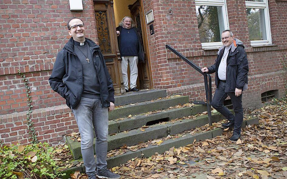 Die drei Oblatenpatres Jens Watteroth, Waldemar Brysch und Thomas Wittemann vor ihrem neuen Kloster St. Eugen von Mazenod in Essen Kray. Foto: Nicole Cronauge | Bistum Essen