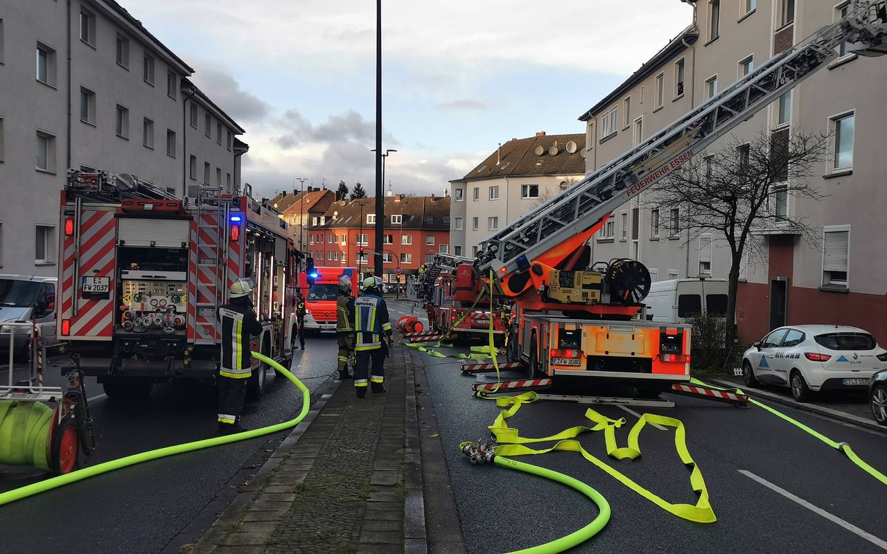 In Frohnhausen auf der Leipziger Straße brennt aktuell eine Wohnung.
