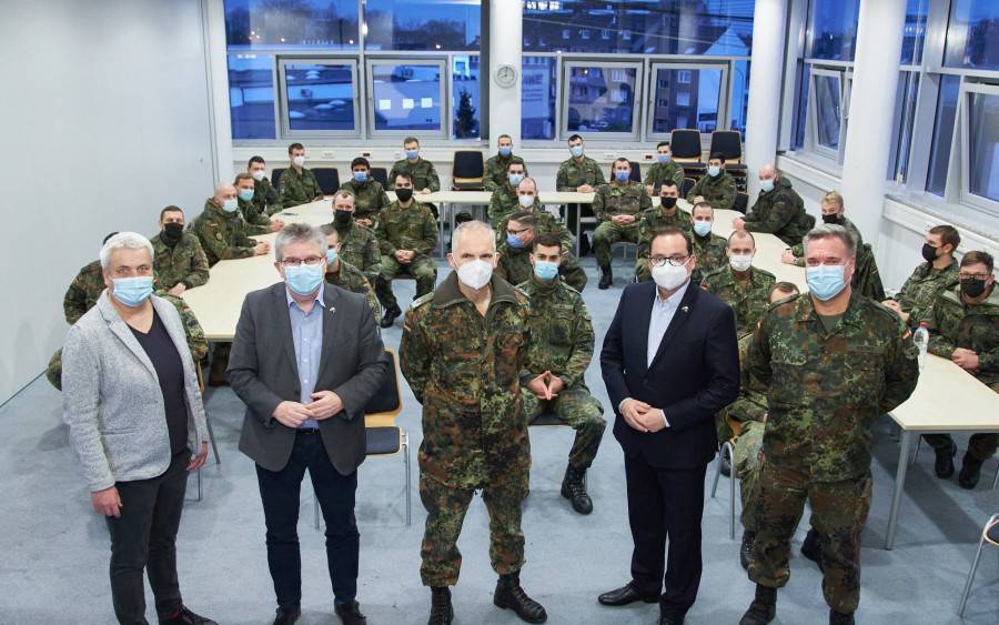 Begrüßung der Bundeswehrsoldaten des Panzergrenadierbataillons 212 (vorne, von links): Juliane Böttcher, Leiterin Gesundheitsamt Essen, Stadtdirektor Peter Renzel, Oberstleutnant Christoph Schulte, Oberbürgermeister Thomas Kufen und Herr Gieske.