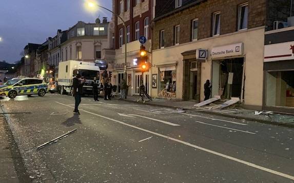 polizei-radio-essen-absperrung-umleitung-unfall-gesperrt-kupferdreh-kupferdreher-strasse-bank-geld-automat-sprengung