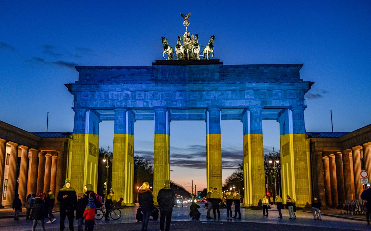 Das Brandenburger Tor leuchtet am 23. Februar 2022 in den Nationalfarben der Ukraine