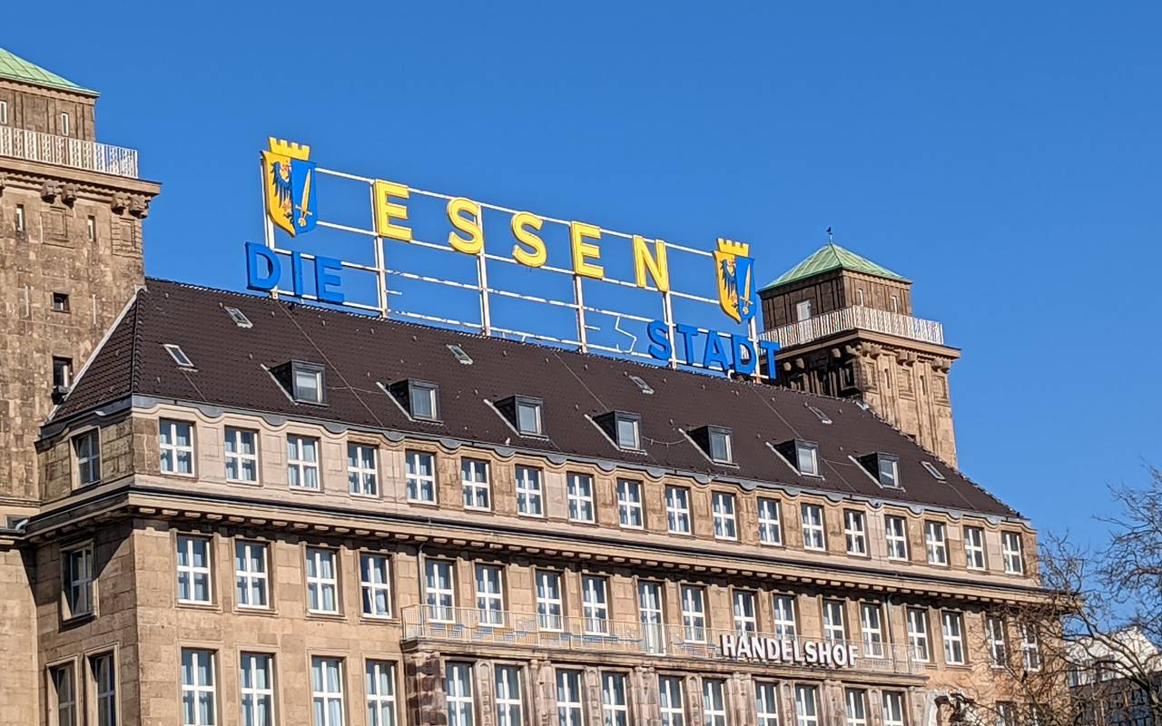 Essen - Die Stadt. So ist der Zwischenstand beim Umbau des Schriftzuges am Eingang zur Innenstadt