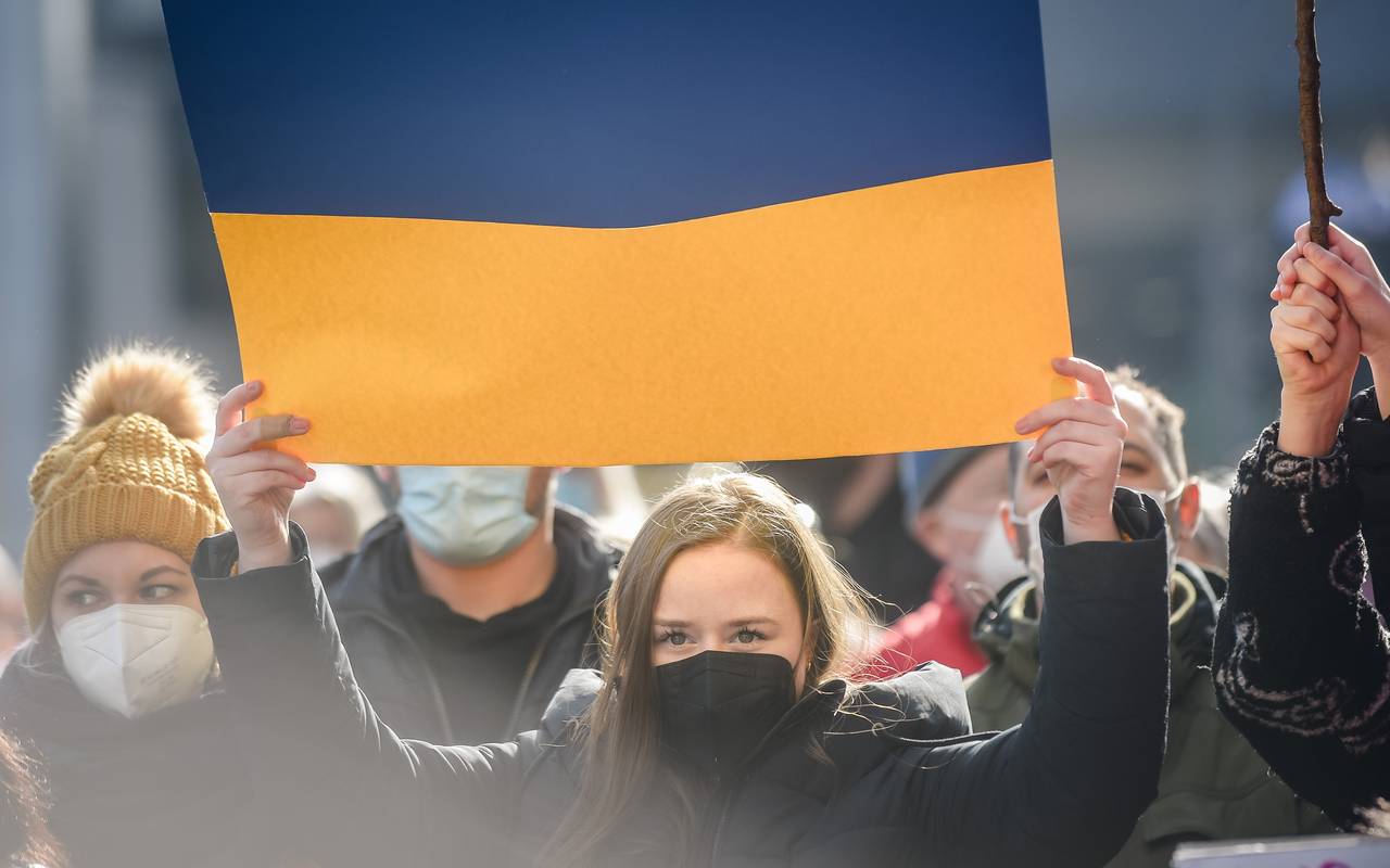 ukraine-willy-brandt-platz-essen-radio-essen-demo-flagge-frau-solidarität