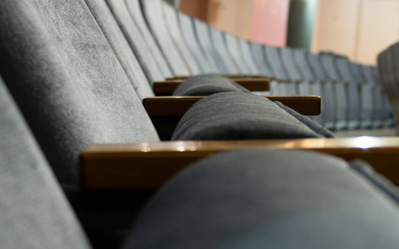 Die neuen Kinosessel im Astra in der Innenstadt haben graue Bezüge und sehen sehr gemütlich aus.