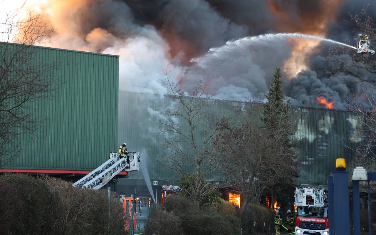 Lagerhalle mit Möbeln in Essen-Kray brennt komplett aus