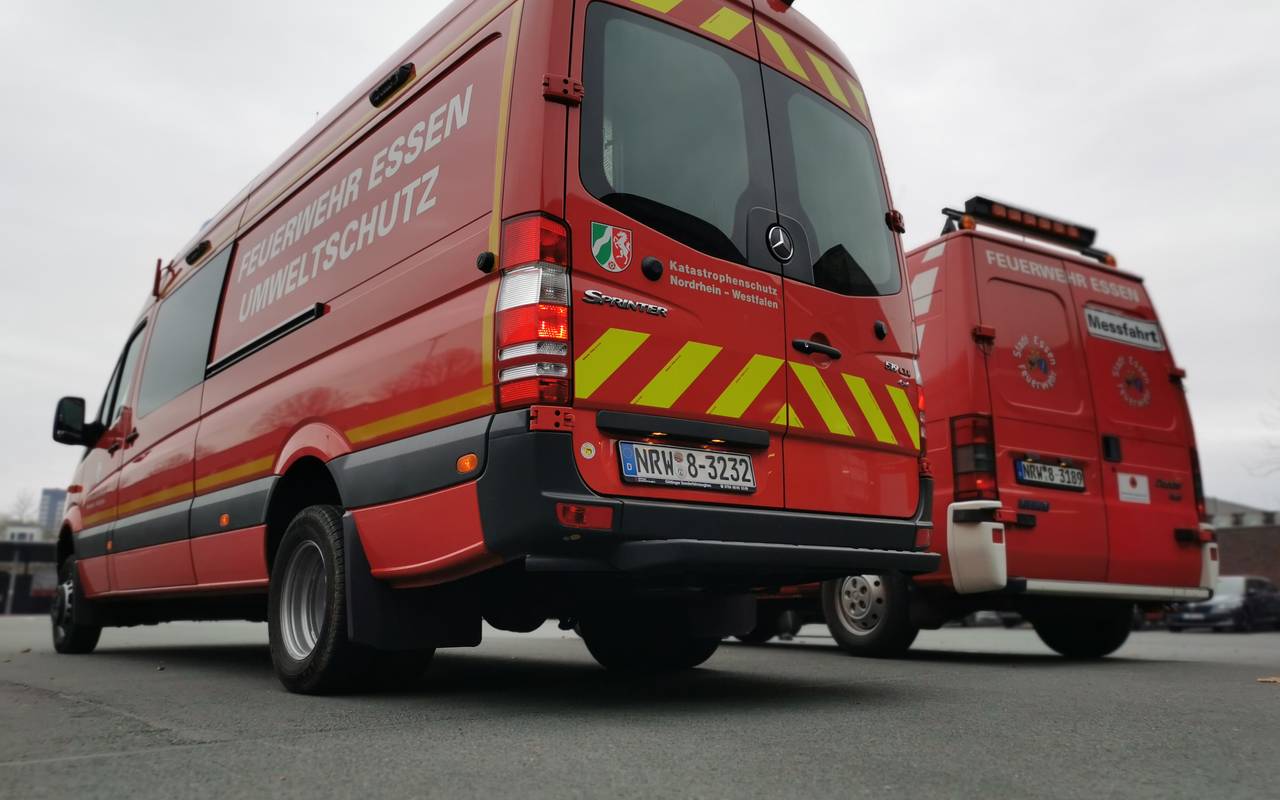 Auf den Messwagen der Feuerwehr steht unter anderem "Katastrophenschutz".