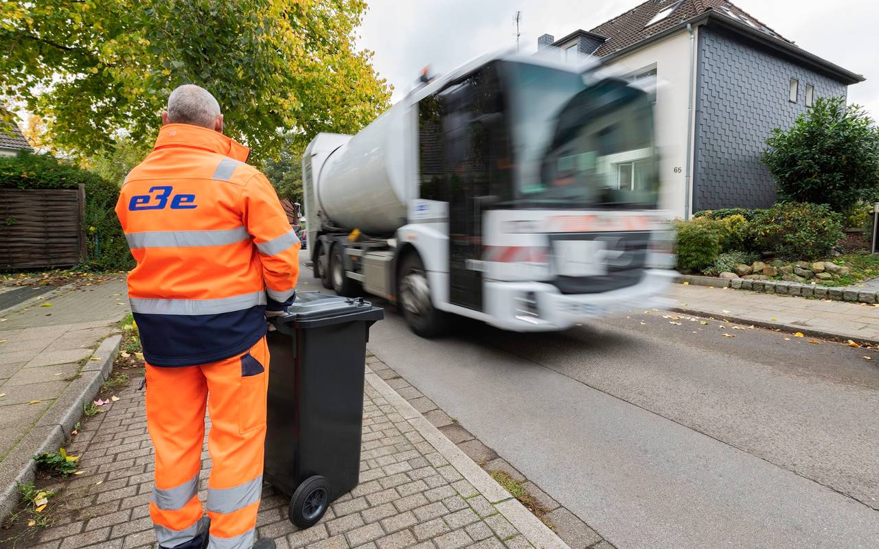 Leerung der Mülltonnen in Essen durch die Entsorgungsbetriebe