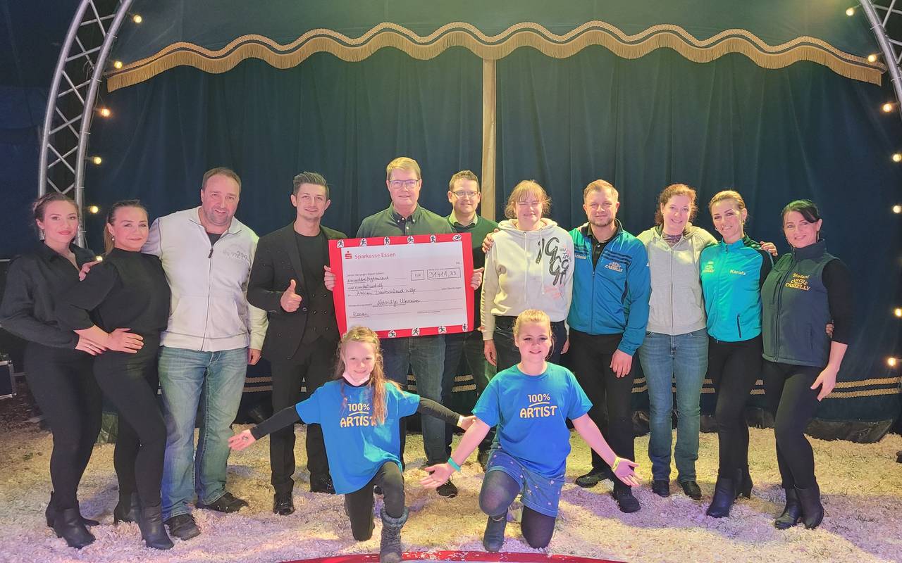 Spendenübergabe im Zirkuszelt: Die Grundschule Burgaltendorf hat fast 35.000 Euro gesammelt.