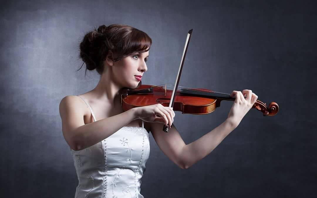 Die Violinistin Lea Brückner sammelt mit Musik Geld für den Umweltschutz.