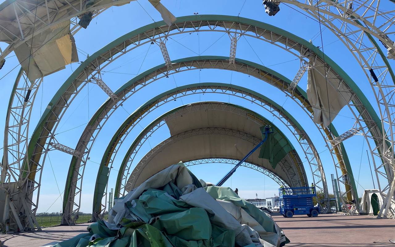 Die alte, grüne Luftschiff-Halle am Flughafen Essen-Mülheim während des Abrisses im April.