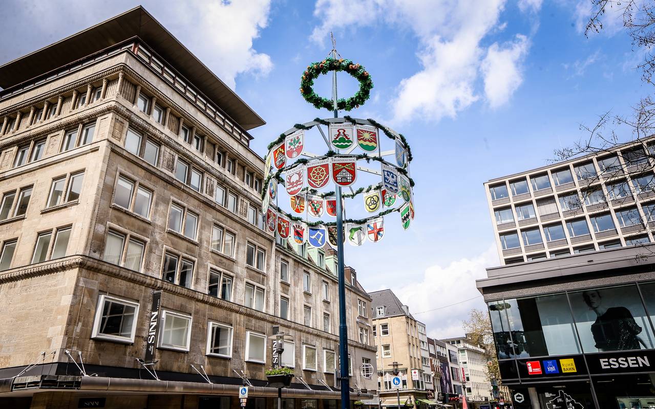 Maibaum auf dem Willy-Brandt-Platz in Essen (2021)