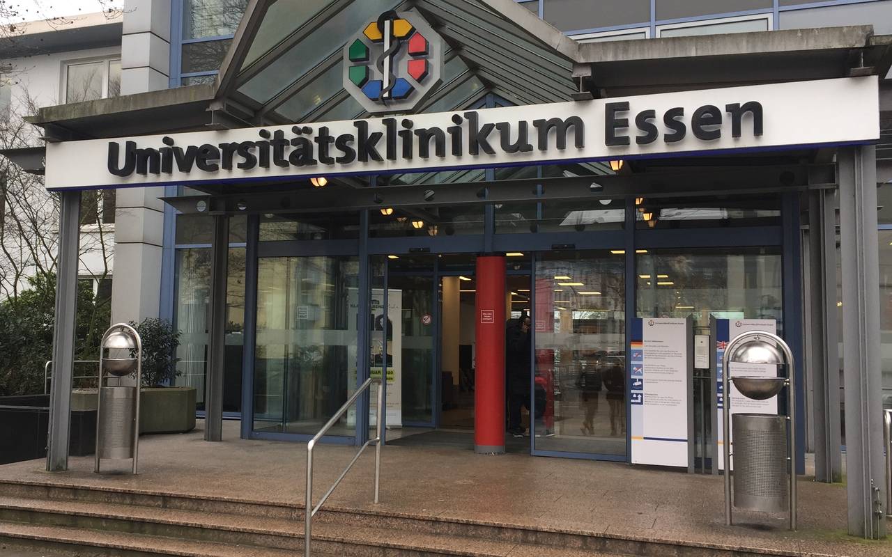 Haupteinang mit Schild "Universitätsklinikum Essen"