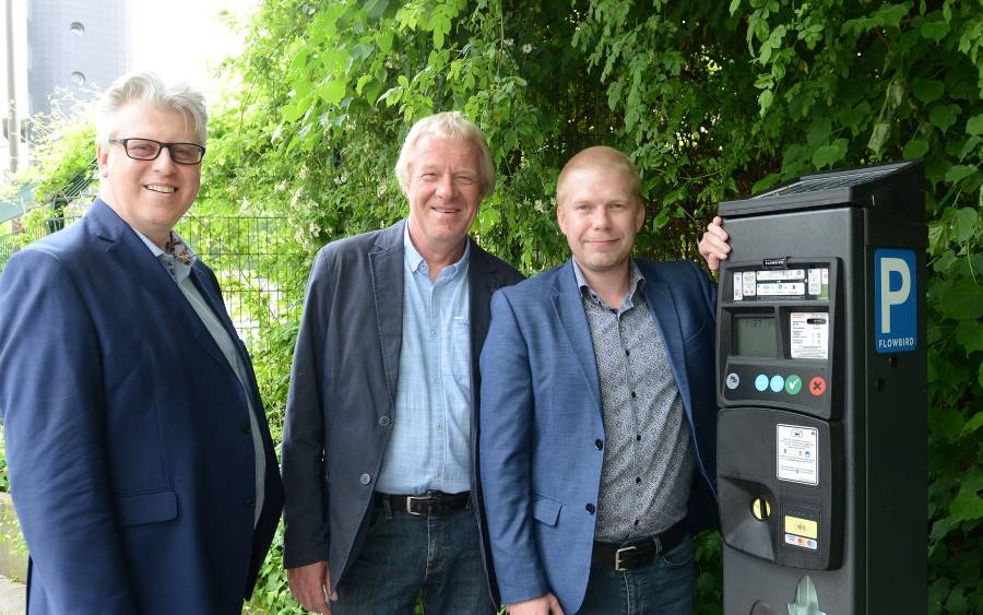 Vor dem Bürgeramt in der Hollestraße steht der erste neue Parkscheinautomat. V. l. n. r.: Christian Kromberg, Geschäftsbereichsvorstand für Recht, öffentliche Sicherheit und Ordnung, Peter Rehberg, Sachgebietsleiter im Ordnungsamt, und Christian Lang, Abteilungsleiter im Ordnungsamt.