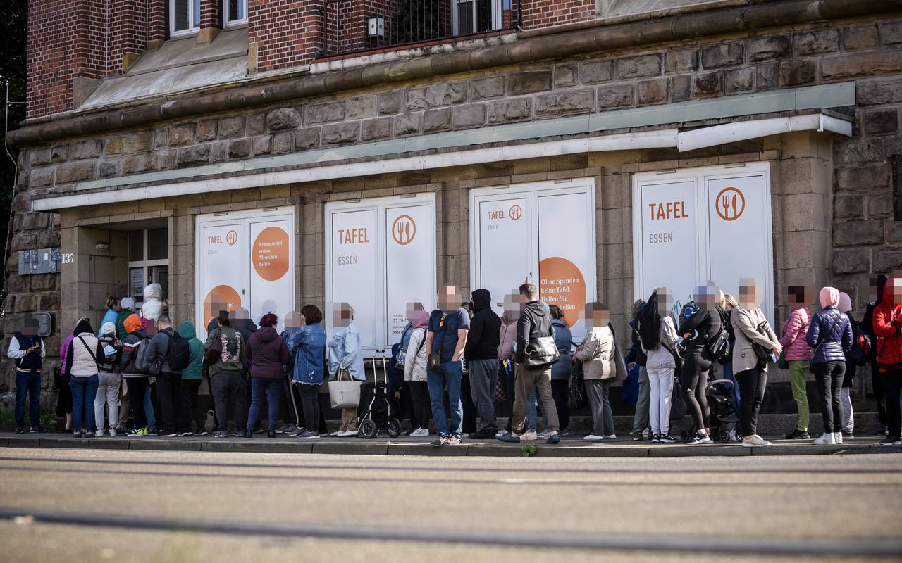 Lange Schlange vor Tafel in Essen im Juni 2022