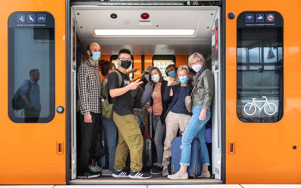 9-euro-ticket-bahn-zug-bahnhof-bahnsteig-voll-radio-essen-rrx