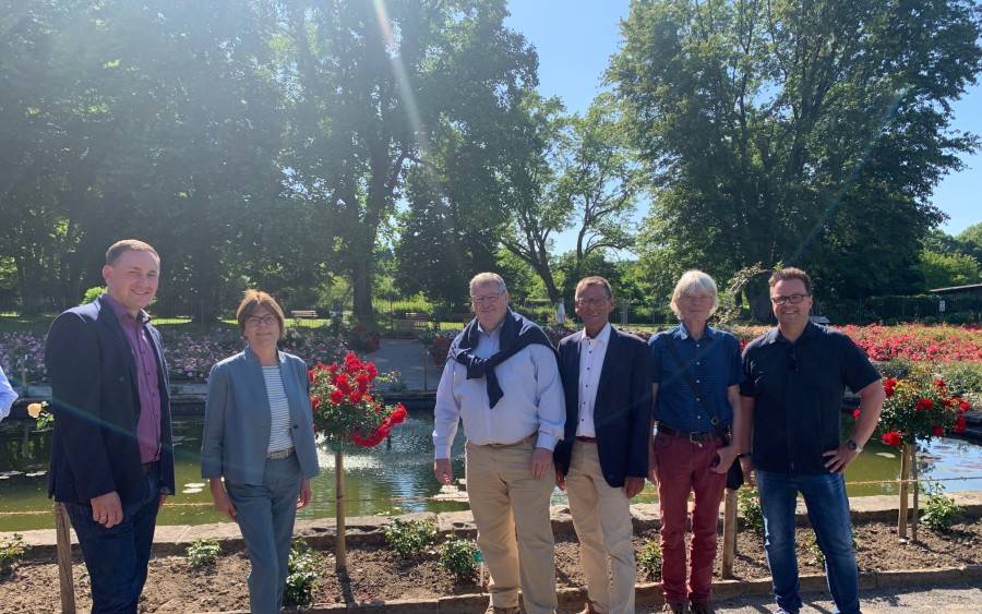 Abschluss der Umgestaltung des Rosengartens im Grugapark (v.l.n.r.): Christian Kamer, Parkleiter Grugapark, Simone Raskob, Geschäftsbereichsvorstand für Umwelt, Verkehr und Sport, Ulrich Spie, Vorsitzender des Stiftungsvereins, Norbert Meyer und Thomas Hanster vom Stiftungsverein, Rolf Mücke, Gärtnerischer Leiter.