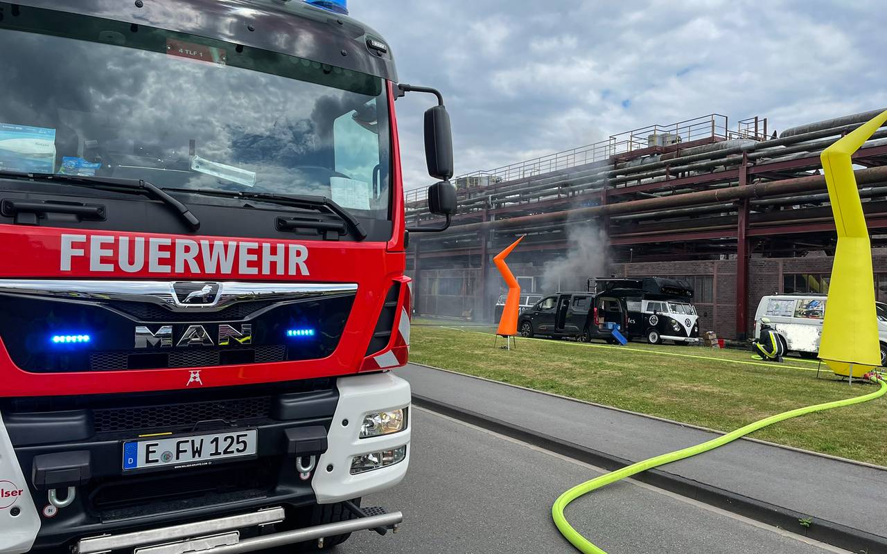 Feuerwehr Essen löscht Foodtruck auf Zollverein