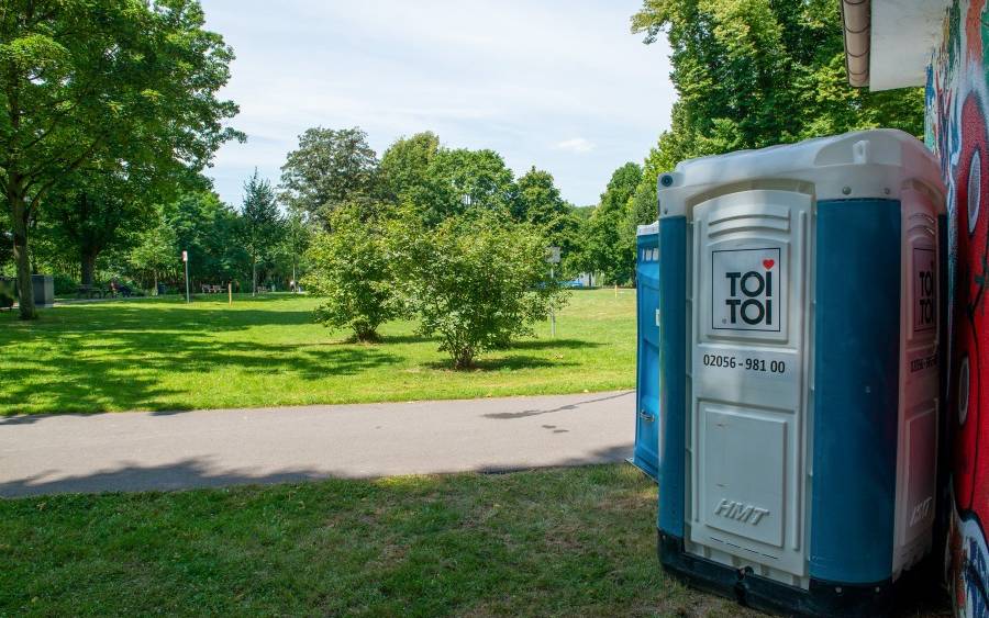 Zur Ausstattung der Grillzonen gehören auch mobile, öffentliche Toiletten.