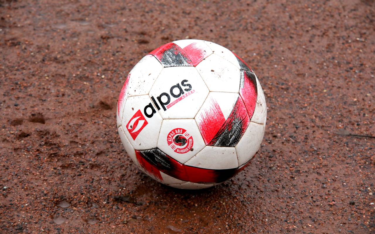 fussball-ball-asche-ascheplatz-radio-essen