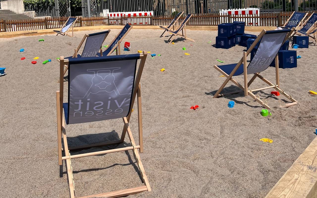 In der Innenstadt von Essen steht ab sofort ein XXL-Sandkasten. Das ist eine Maßnahmen, um die Innenstadt wiederzubeleben.