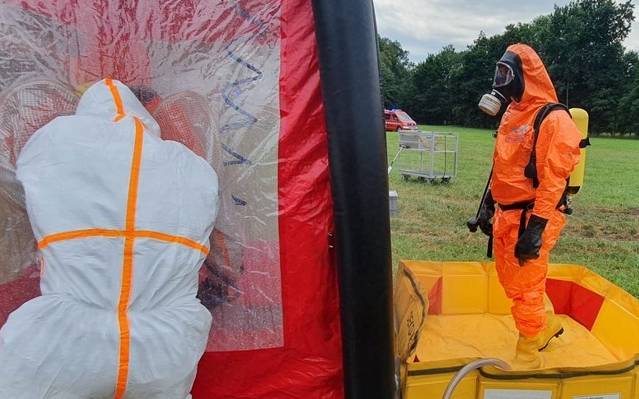 abc_gift-vergiftung-dekontaminierung-feuerwehr-radio-essen-atemschutz-aetzend-saeure-lauge