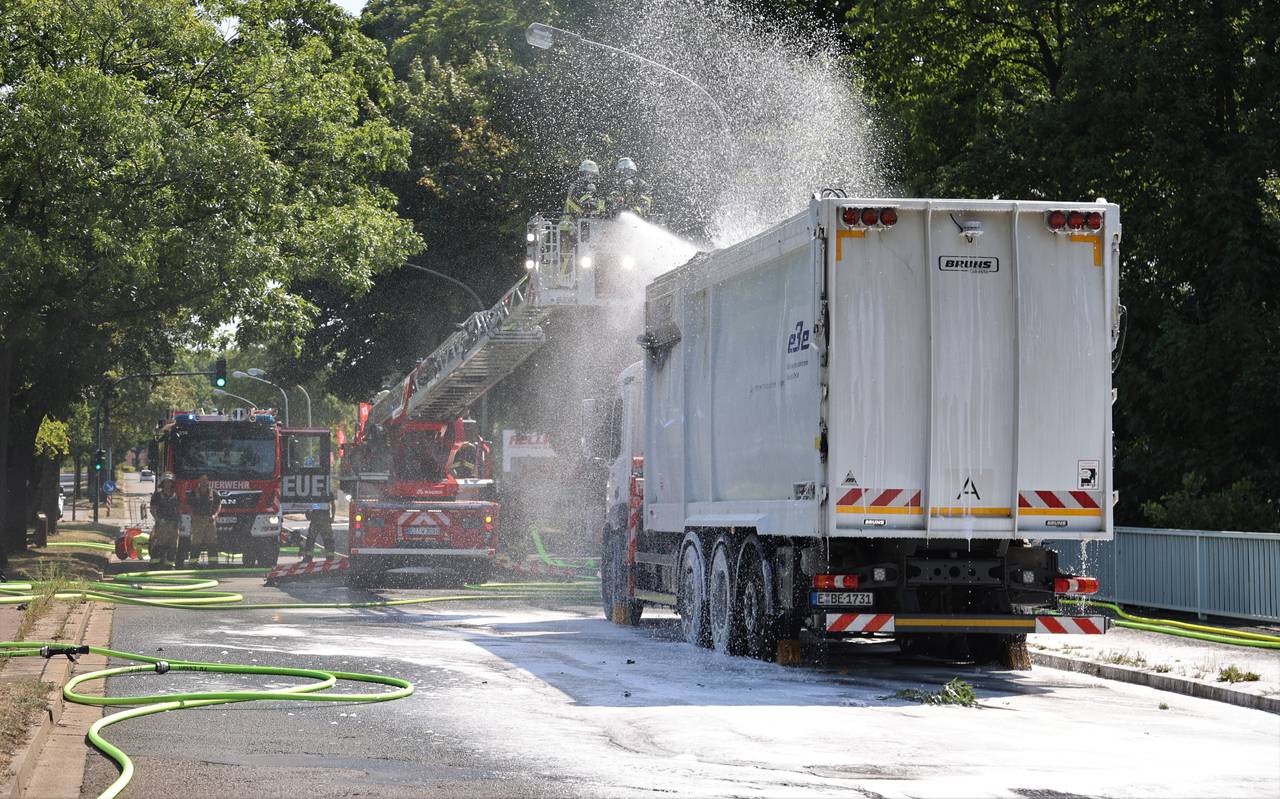 Die Feuerwehr spritzt Schaum in den Container.