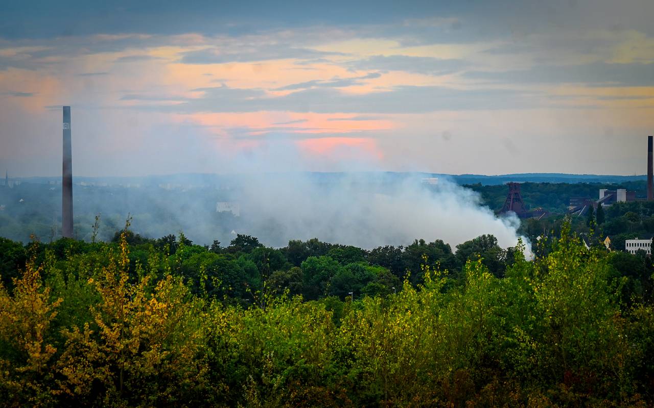 Großbrand in Lagerhalle mit Müll in Essen-Katernberg 2022