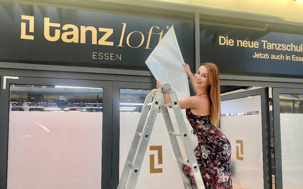 Die Tänzerin und Tanzlehrerin Katja Kalugina steht auf einer Leiter vor ihrem neuen Loft