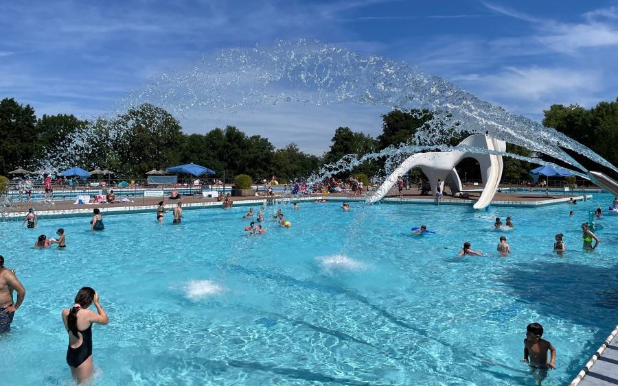Die Freibadsaison in Essen läuft bisher sehr gut. Die Freibäder sind so voll wie vor Corona.