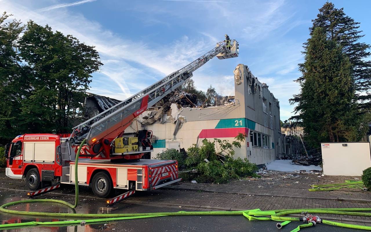 Lagerhalle in Essen-Leithe brennt aus 2022