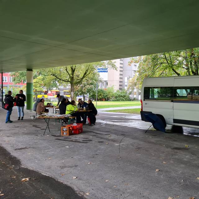 Für Wohnungslose gab es im Waldhausenpark in Essen ein Frühstück zum Austausch.
