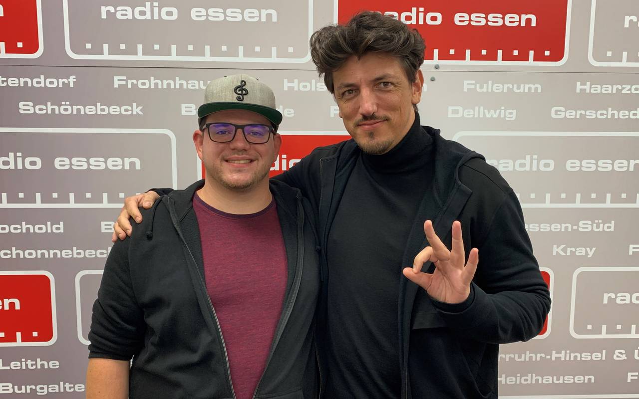 Mentalmagier Mirko Matira aus Essen (r.) mit Moderator Tobi Bitter