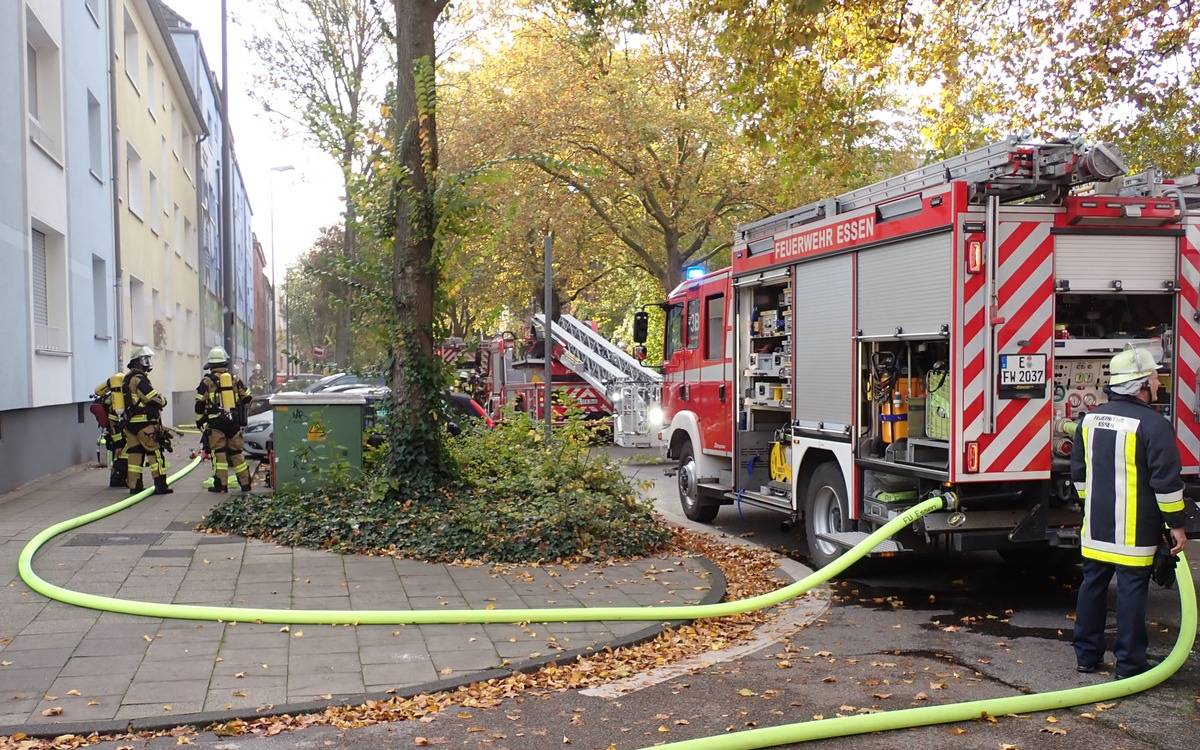 Blick auf die Einsatzstelle der Feuerwehr Essen in der Altenessener Straße.