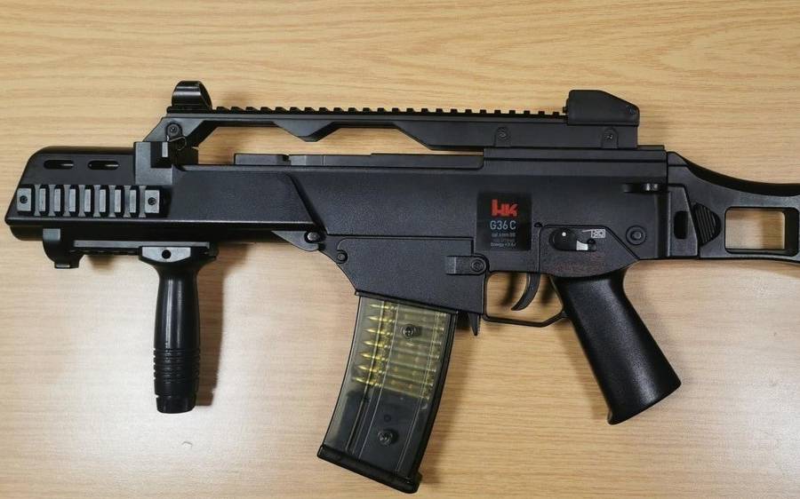 Im Essener Hauptbahnhof hat an Halloween ein junger Mann mit einem täuschend echt aussehenden Sturmgewehr für einen Polizeieinsatz gesorgt.