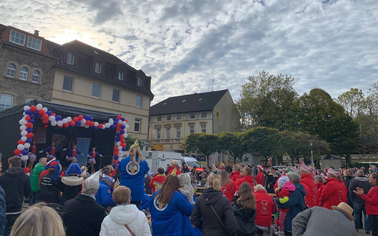 Kupferdreher Markt: Hier startet in Essen die Karnevalssession mit dem traditionellen Hopeditzerwachen.