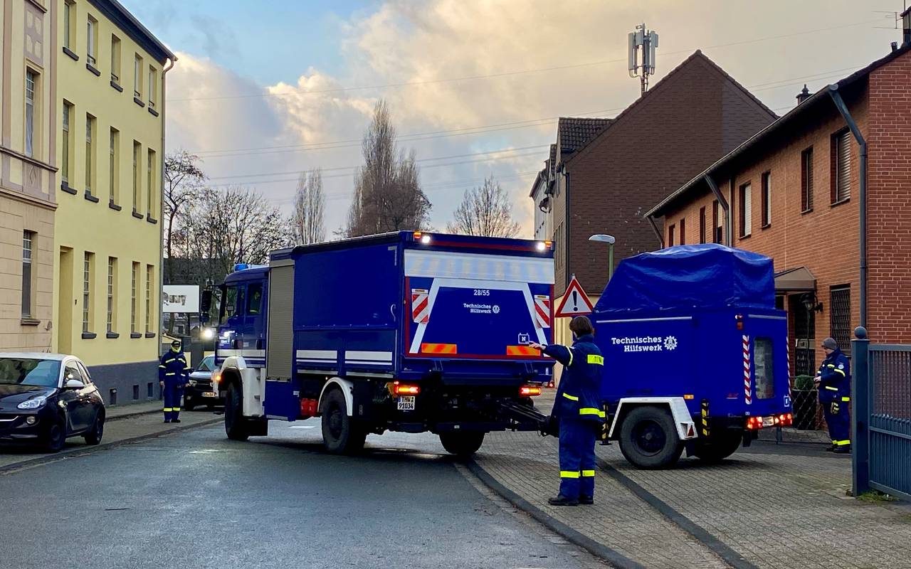 Lichtwagen des THW Essen für Bombenentschärfung in Frintrop