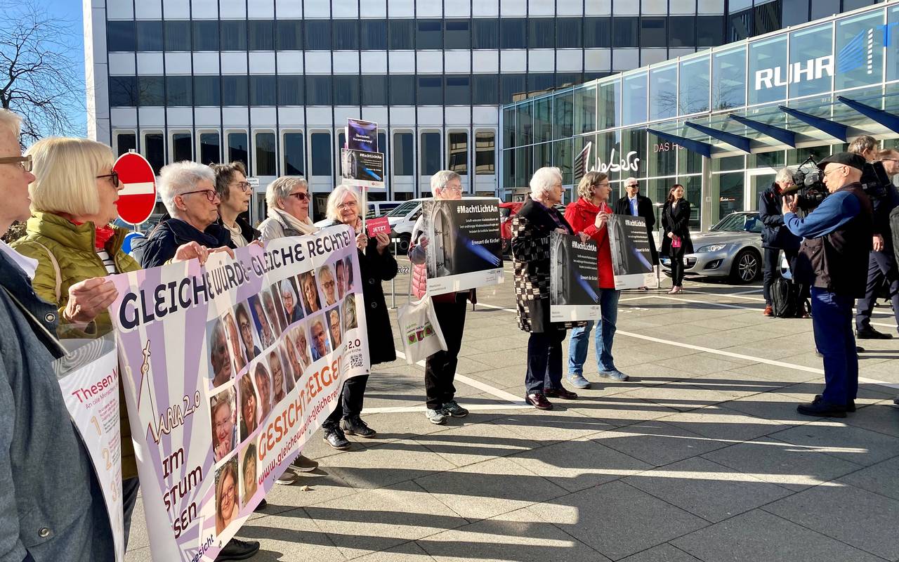 Mahnwache in Essen gegen Missbrauch in der Kirche
