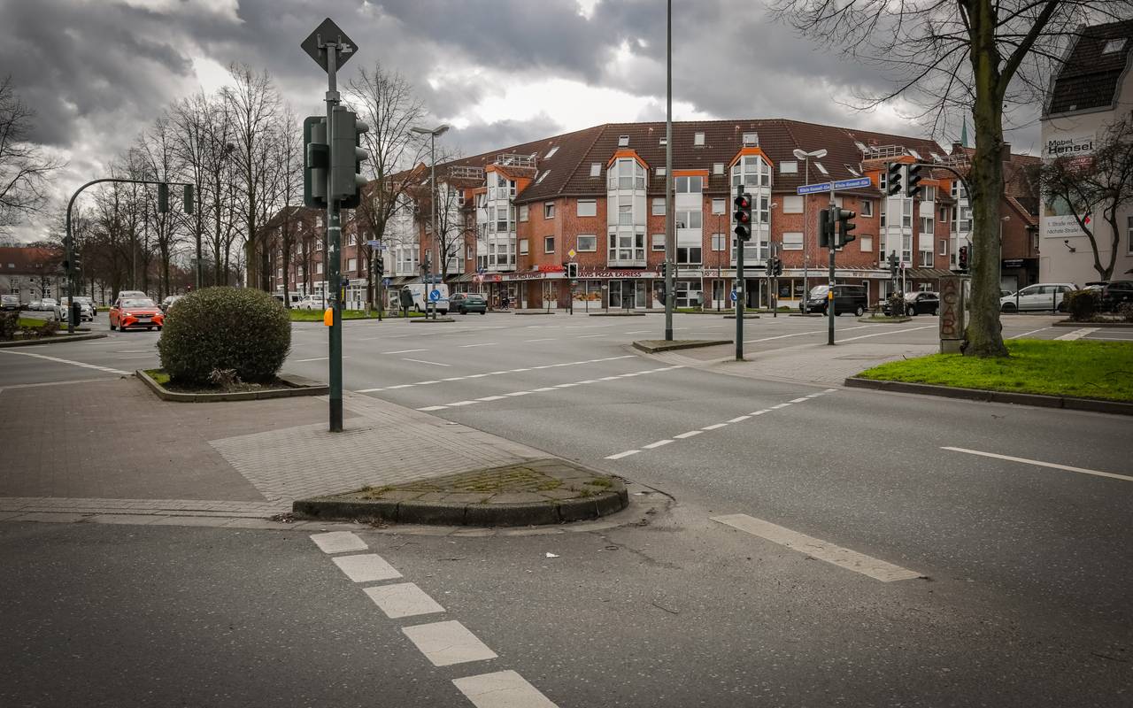 Kreuzung Wilhelm-Nieswandt-Allee/Karlstraße ist Unfallhäufungsstelle und soll umgebaut werden. Unfälle passieren zwischen Autos, die von der Karlstraße kommend, links in die Wilhelm-Nieswandt-Allee wollen und Fußgänger*innen übersehen.