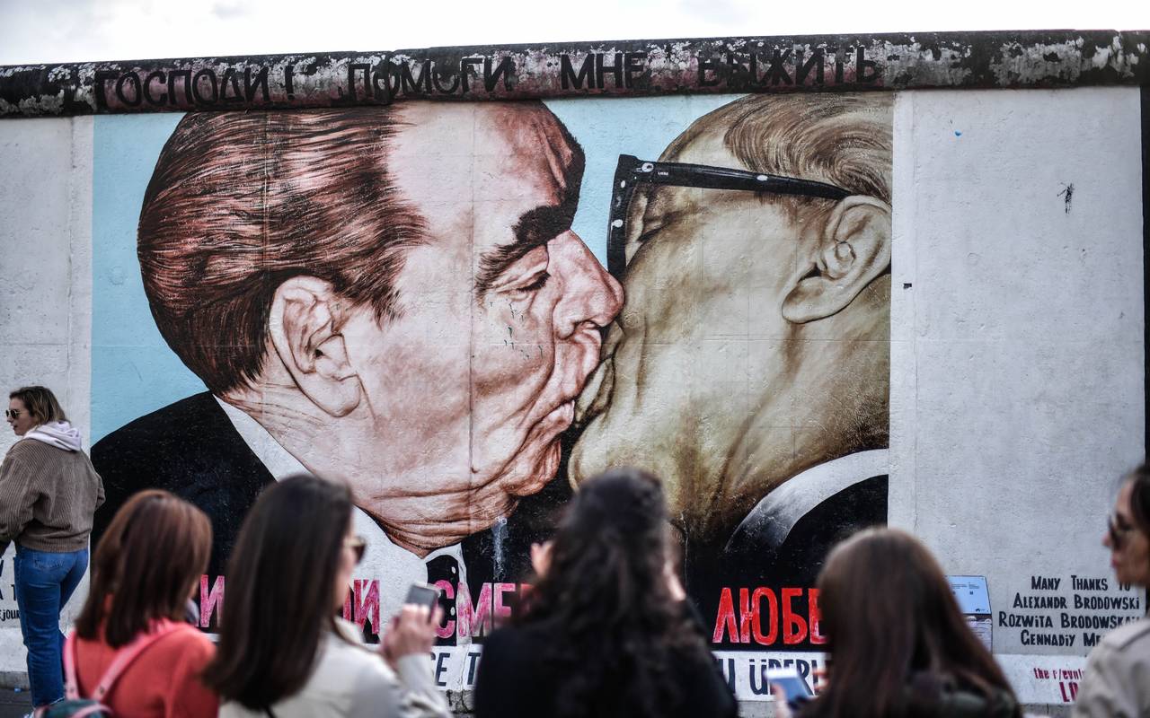 east-side-gallery-in-berlin_radio-essen_kuss