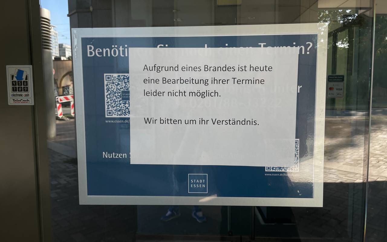 Schild für Brandmeldung im Gildehof in Essen am 11. September 2023