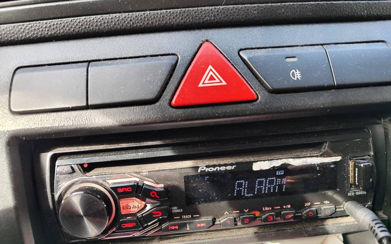 Auch einige Autoradios bekommen während der Warnmeldung eine ALARM-Aufschrift.