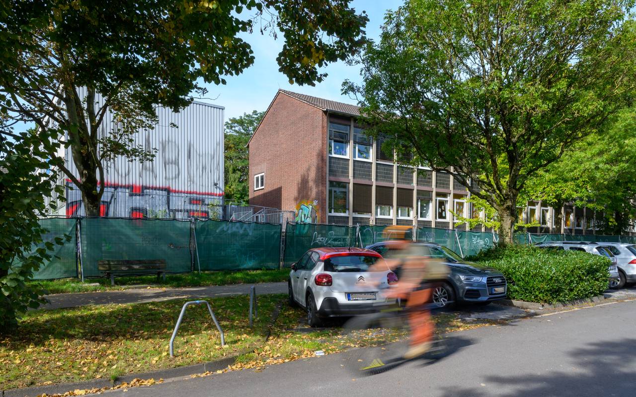 Vor der Andreasschule am Montag, den 25. September 2023, an der Von-Einem-Straße in Essen-Rüttenscheid.