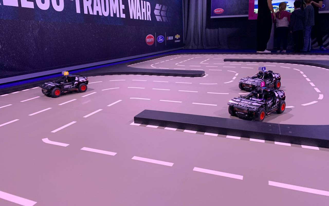 Hier fuhren die kleinen Autos lang - gesteuert wurde aber über Smartphone und Screen.