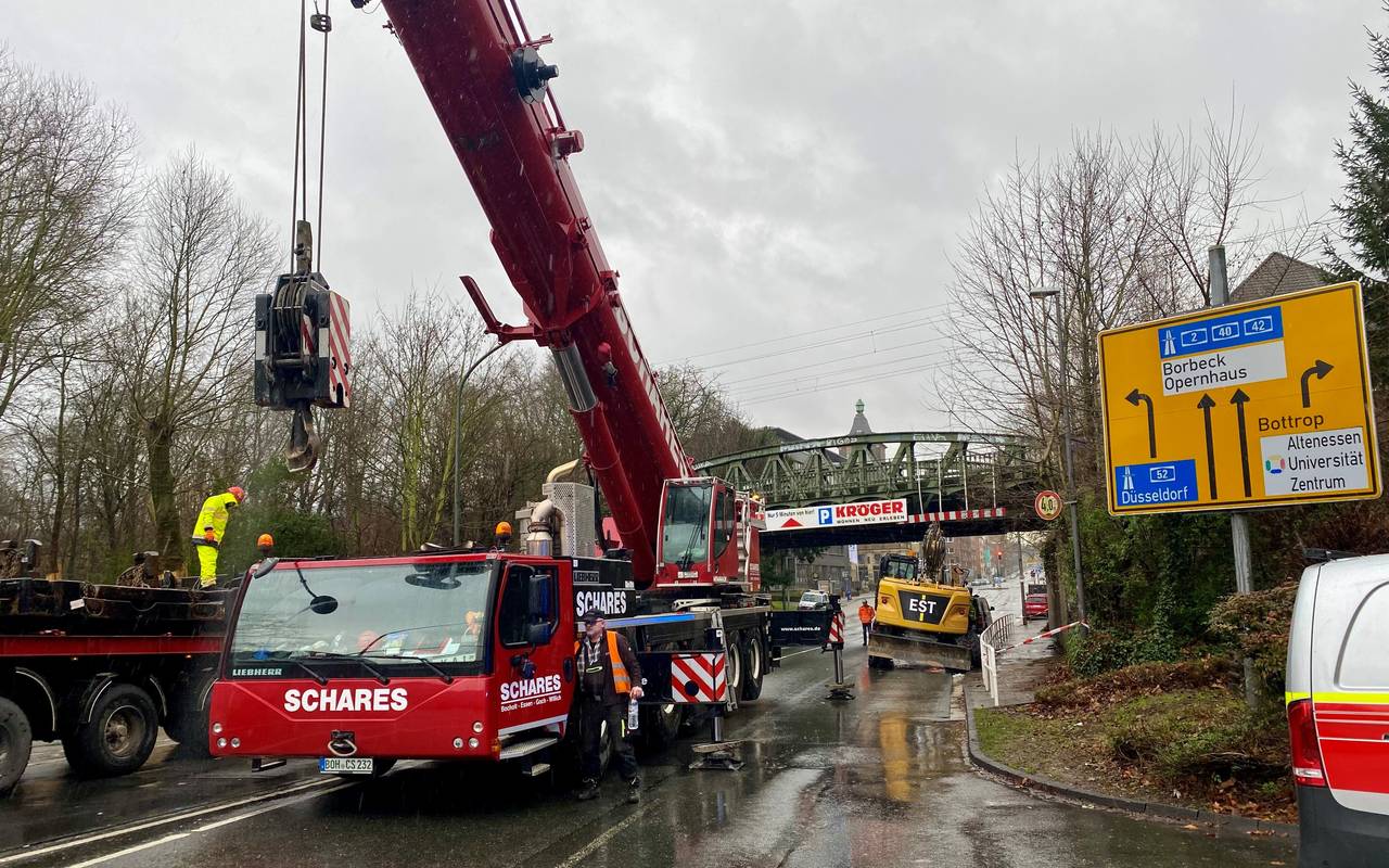 Bagger kollidiert mit Brücke in Essen