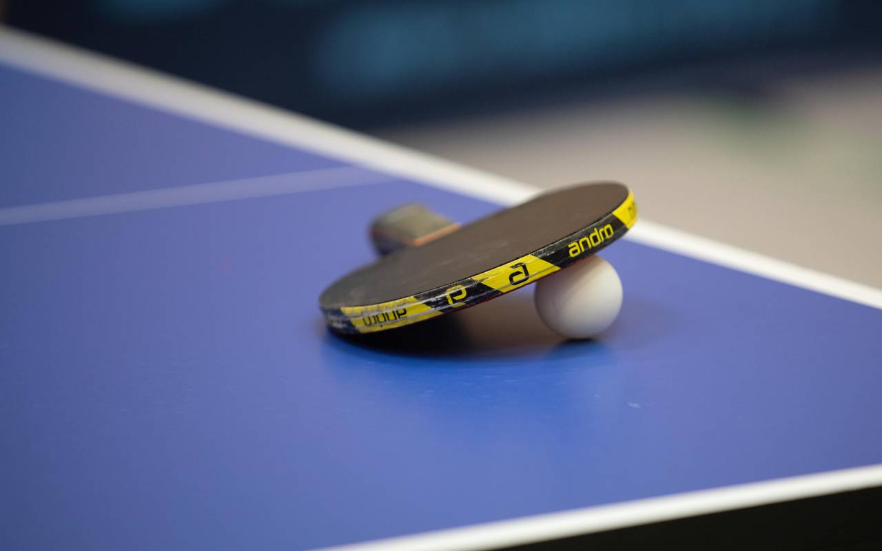 Ein Tischtennisschläger liegt am Samstag, 05. September 2020, auf einer Tischtennisplatte.