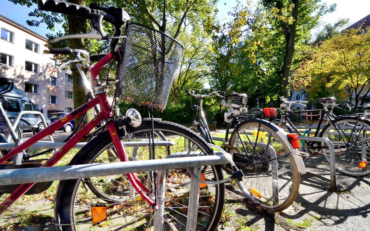 Rund um den Isenbergplatz in Essen sind zahlreiche Fahrradständer installiert, die ausgiebig genutzt werden. Ansicht vom 1. Oktober 2015. Foto: