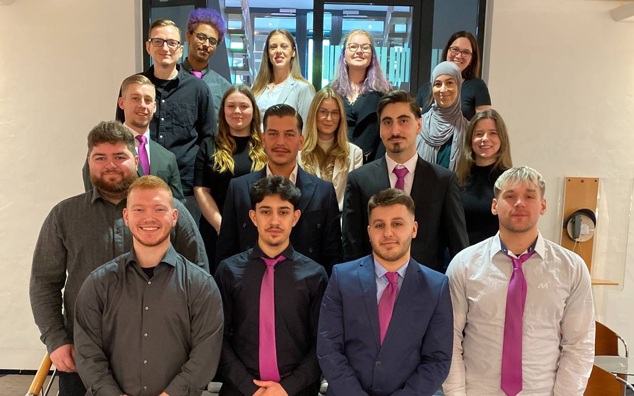 Diese jungen Menschen haben ihre Ausbildung bei Evonik abgeschlossen