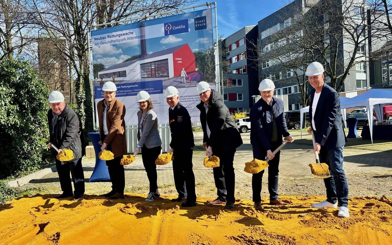 7 Personen mit einem Spaten in der Hand.