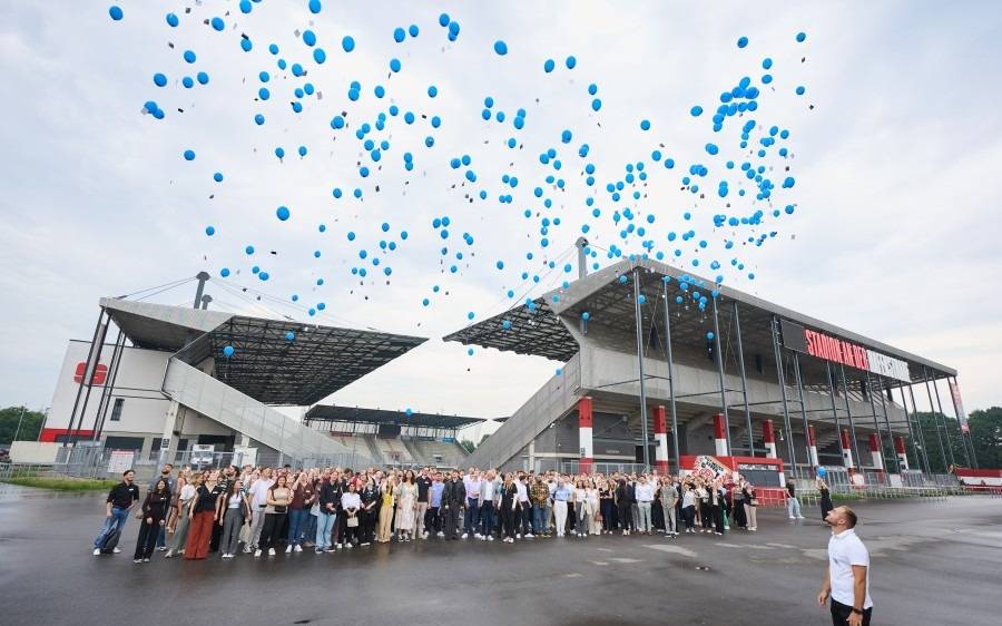Die neuen Azubis für 2024 bei der Stadt Essen wurden mit Luftballons begrüßt.